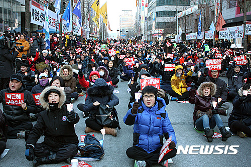 【대전=뉴시스】조명휘 기자 = 11일 오후 대전시 서구 둔산동 타임월드 앞에서 열린 박근혜 대통령 탄핵을 촉구하는 제12차 대전시국대회에서 시민들이 특검수사 연장과 박 대통령의 즉각 퇴진을 요구하며 구호를 외치고 있다. 2017.02.11. joemedia@newsis.com