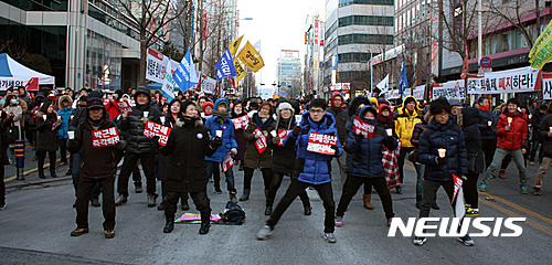 【대전=뉴시스】조명휘 기자 = 11일 오후 대전시 서구 둔산동 타임월드 앞에서 열린 박근혜 대통령 탄핵을 촉구하는 제12차 대전시국대회에 나온 시민들이 액막이를 위한 지신밟기를 하면서 박 대통령의 즉각 탄핵을 촉구하고 있다. 2017.02.11. joemedia@newsis.com