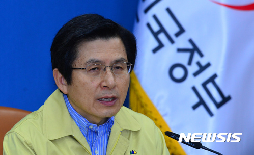 【서울=뉴시스】전진환 기자 = 황교안 대통령 권한대행 국무총리가 12일 오전 서울 종로구 정부서울청사 영상회의실에서 열린 민관합동 구제역·AI 일일점검회의에 참석, 모두발언을 하고 있다. 황교안 권한대행은 모두발언에서 '북한이 탄도미사일로 보이는 발사체를 동해상으로 발사한 것과 관련해 범정부적으로 국제사회와 함께 그에 상응하는 응징이 이뤄질수있도록 최선을 다하고 있다'고 말했다. 2017.02.12. amin2@newsis.com