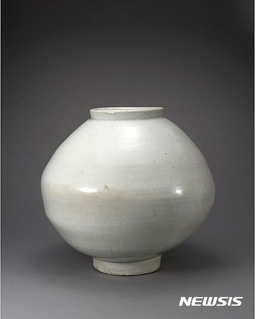  【서울=뉴시스】백자달항아리,18세기, 높이48.2cm 몸통 50cm 입지름 22cm 굽지름 16.8cm ,개인소장   