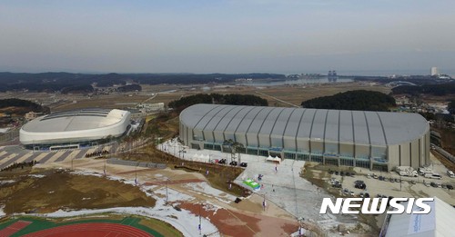 【강릉=뉴시스】김경목 기자 = 2018 평창동계올림픽 경기장 시설물 안전에 빨간불이 켜졌다. 강릉 아이스 아레나(좌)에서는 지난 10일 승강기가 멈추는 사고가 발생해 작업자 1명이 갇혔다 119 구조대에 48분 만에 구조됐다. 강릉 스피드 스케이팅 경기장(우)에서는 2월9~12일 2017 국제빙상경기연맹(ISU) 스피드 스케이팅 종목별 세계선수권대회가 열리고 있다. 사진은 지난 8일 드론을 이용해 촬영했다. 2017.02.12. photo31@newsis.com