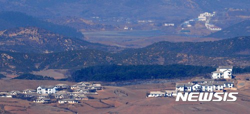 【파주=뉴시스】고범준 기자 = 북한이 평안북도 방현 일대에서 동해상으로 탄도미사일을 발사했다고 합동참모본부가 밝힌 12일 경기도 파주 오두산 전망대에서 바라본 북한 황해북도 개풍군 관산반도 일대 마을에 적막감이 흐르고 있다. 2017.02.12. bjko@newsis.com