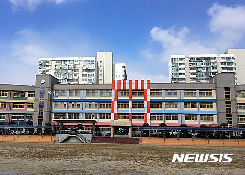 【안산=뉴시스】이종일 기자 = 경기 안산의 한 재건축조합이 고층 아파트 건립으로 인한 일조권 문제를 해소하려고 반사경 설치를 계획하자 인근의 중앙초등학교 학부모들이 '학생 건강 위협'을 우려하며 반발하고 있다.&nbsp; 사진은 중앙초등학교 모습이다. 2017.02.12.&nbsp; lji22356@newsis.com