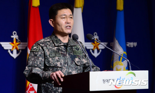 【서울=뉴시스】추상철 기자 = 북한이 동해상에 탄도미사일을 발사한 12일 오후 서울 용산구 국방부에서 전동진 합참 작전1처장이 군의 입장을 발표하고 있다. 2017.02.12. scchoo@newsis.com