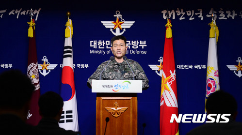 【서울=뉴시스】추상철 기자 = 북한이 동해상에 탄도미사일을 발사한 12일 오후 서울 용산구 국방부에서 전동진 합참 작전1처장이 군의 입장을 발표하고 있다. 2017.02.12. scchoo@newsis.com