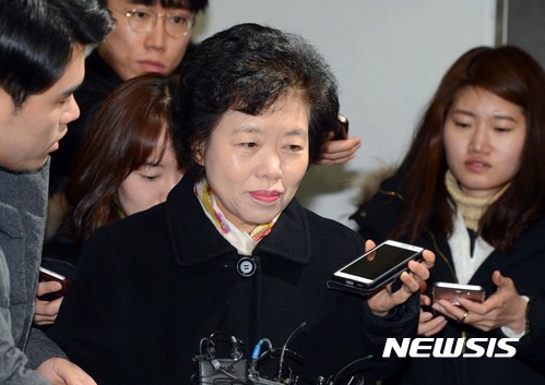 【서울=뉴시스】신태현 기자 = 이임순 순천향대 산부인과 교수가 12일 오후 서울 강남구 박영수 특별검사팀 사무실에 참고인 신분으로 출석하고 있다. 2017.02.12.&nbsp; holjjak@newsis.com