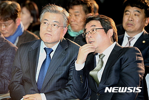 【전주=뉴시스】정경재 기자 = 12일 전북 전주시 화산체육관에서 열린 '새로운 전북포럼 출범식 및 탄핵촉구 정권교체 결의대회'에서 문재인 더불어민주당 전 대표가 안도현 시인과 이야기를 나누고 있다. 2017.02.12.&nbsp; jkj1122@newsis.com