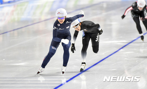 【강릉=뉴시스】최동준 기자 = 12일 강원 강릉 스피드 스케이팅 경기장에서 열린 '2017 ISU 스피드 스케이팅 세계선수권대회' 여자 매스스타트 경기, 한국 김보름이 1위로 결승선을 통과하고 있다. 2017.02.12.&nbsp;&nbsp; photocdj@newsis.com