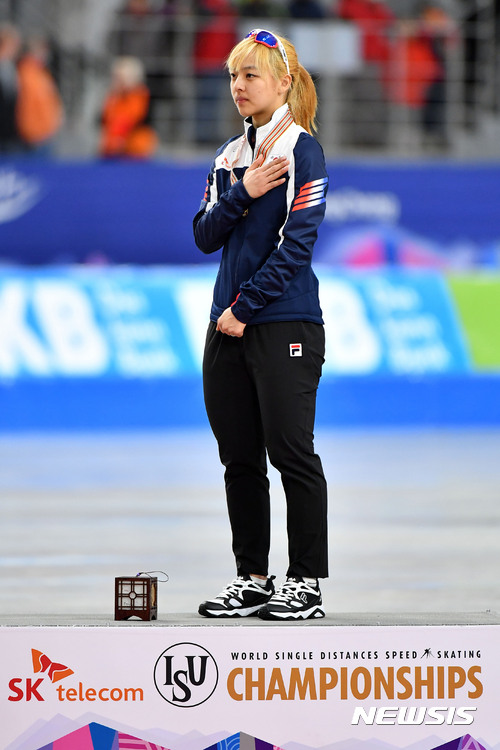 【강릉=뉴시스】최동준 기자 = 12일 강원 강릉 스피드 스케이팅 경기장에서 열린 '2017 ISU 스피드 스케이팅 세계선수권대회' 여자 매스스타트 경기에서 금메달을 차지한 한국 김보름이 국민의례를 하고 있다. 2017.02.12.&nbsp; photocdj@newsis.com