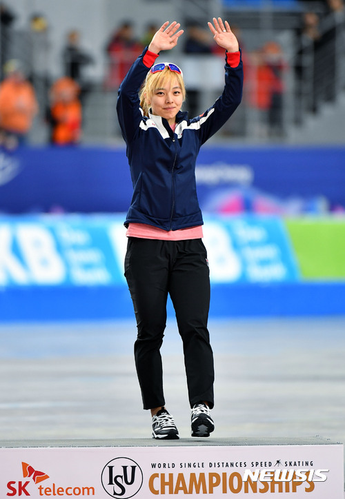 【강릉=뉴시스】최동준 기자 = 12일 강원 강릉 스피드 스케이팅 경기장에서 열린 '2017 ISU 스피드 스케이팅 세계선수권대회' 여자 매스스타트 경기에서 금메달을 차지한 한국 김보름이 관중들에게 인사하고 있다. 2017.02.12.&nbsp; photocdj@newsis.com