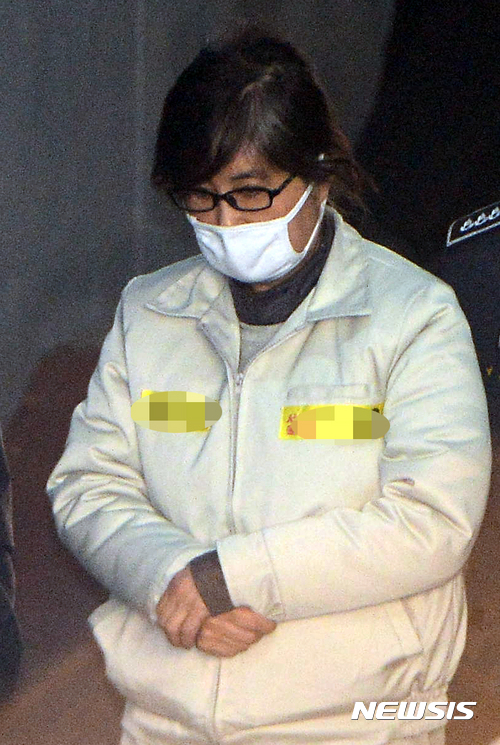 【서울=뉴시스】조성봉 기자 = 국정농단 혐의로 구속 기소된 비선실세 최순실 씨가 13일 오전 서울 서초구 서울중앙지방법원에서 열린 공판에 출석하기 위해 호송차에서 내려 법정으로 향하고 있다. 2017.02.13.&nbsp; suncho21@newsis.com