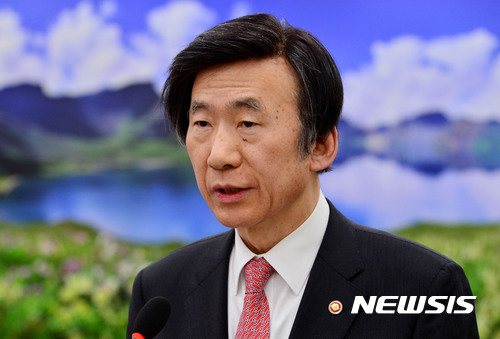 【서울=뉴시스】박진희 기자 = 윤병세 외교부 장관이 13일 오전 서울 여의도 국회 외교통일위원회 전체회의에 참석하여 업무보고를 하고 있다. 2017.02.13. pak7130@newsis.com