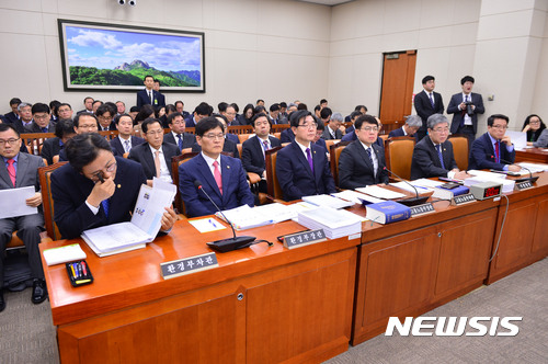 【서울=뉴시스】박진희 기자 = 국무위원들이 13일 오전 서울 여의도 국회 환경노동위원회 전체회의에 참석하고 있다. 사진 앞줄 왼쪽부터 환경부 이정섭 차관, 조경규 장관, 고용노동부 이기권 장관, 고영선 차관, 기상청 고윤화 청장, 남재철 차장. 2017.02.13. pak7130@newsis.com