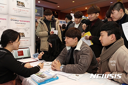 【구미=뉴시스】박홍식 기자 = 구미대학교 대학창조일자리센터(센터장 이승환)는 13일 교내 긍지관에서 '2017 해외취업박람회'를 했다. 학생들이 행사 부스에서 상담을 하고 있다. 2017.02.13 (사진=구미대 제공)   photo@newsis.com   