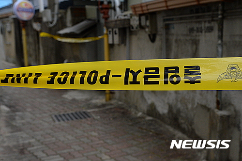 【전주=뉴시스】정경재 기자 = 13일 낮 12시58분께 전북 전주시 중노송동 한 주택에서 중년 남녀가 숨진 채 발견돼 경찰이 수사에 나섰다. 사진은 사건이 발생한 주택 앞 골목길의 모습. 2017.02.13.   jkj1122@newsis.com