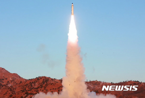 【서울=뉴시스】김정은 조선노동당 위원장 겸 조선인민군 최고사령관이 12일 중장거리 탄도미사일 '북극성 2형' 발사를 현지에서 지도했다고 조선중앙TV가 13일 보도했다. 2017.02.13. (사진=조선중앙TV 캡쳐) photo@newsis.com