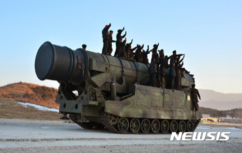 【서울=뉴시스】김정은 조선노동당 위원장 겸 조선인민군 최고사령관이 12일 중장거리 탄도미사일 '북극성 2형' 발사를 현지에서 지도했다고 조선중앙TV가 13일 보도했다. 2017.02.13. (사진=조선중앙TV 캡쳐) photo@newsis.com