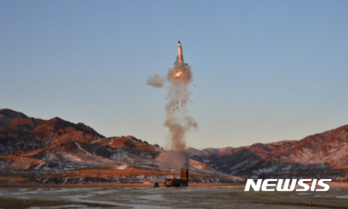 【서울=뉴시스】김정은 조선노동당 위원장 겸 조선인민군 최고사령관이 12일 중장거리 탄도미사일 '북극성 2형' 발사를 현지에서 지도했다고 조선중앙TV가 13일 보도했다. 2017.02.13. (사진=조선중앙TV 캡쳐)&nbsp;&nbsp; photo@newsis.com 