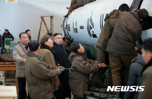 【서울=뉴시스】김정은 조선노동당 위원장 겸 조선인민군 최고사령관이 12일 중장거리 탄도미사일 '북극성 2형' 발사를 현지에서 지도했다고 조선중앙TV가 13일 보도했다. 2017.02.13. (사진=조선중앙TV 캡쳐) photo@newsis.com