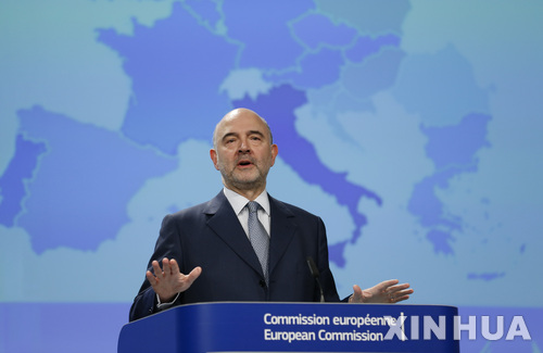 【브뤼셀=신화/뉴시스】유럽연합의 피에르 모스코비치 재정 커미셔너가 2월13일 브뤼셀 본부에서 최신 경제 전망에 관해 기자회견을 하고 있다. 모스코비치는 프랑스 사회당정부 재무장관 출신이다. 2017. 2. 13.