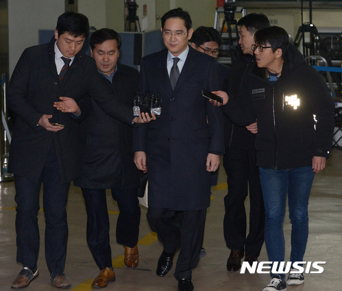 【서울=뉴시스】김선웅 기자 = 박근혜 대통령과 최순실 씨에게 뇌물을 제공한 혐의로 특검에 재소환된 이재용 삼성전자 부회장이 14일 오전 서울 강남구 대치동 특검사무실에서 조사를 마친 후 귀가하고 있다. 2017.02.14.&nbsp; mangusta@newsis.com