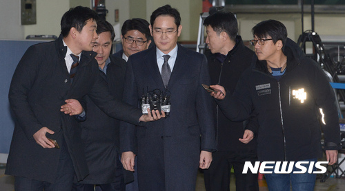 【서울=뉴시스】김선웅 기자 = 박근혜 대통령과 최순실 씨에게 뇌물을 제공한 혐의로 특검에 재소환된 이재용 삼성전자 부회장이 14일 오전 서울 강남구 대치동 특검사무실에서 조사를 마친 후 귀가하고 있다. 2017.02.14.&nbsp; mangusta@newsis.com