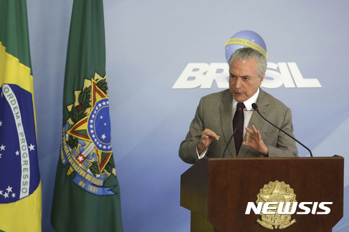 【브라질리아=AP/뉴시스】남미 최대 경제국 브라질이 지난해 경제성장률을 -3.6%로 기록하며 역대 최장기 경제침체에 빠졌다. 브라질 국립통계원(IBGE)은 7일(현지시간) 지난해 국내총생산(GDP) 성장률을 -3.6%로 발표했다. 그래도 미셰우 테-메르 브라질 대통령은 경기가 회복될 조짐을 보였다고 평가했다. 그가 지난 2월13일 브라질리아에 있는 대통령궁에서 기자회견을 하는 모습. 2017.03.08