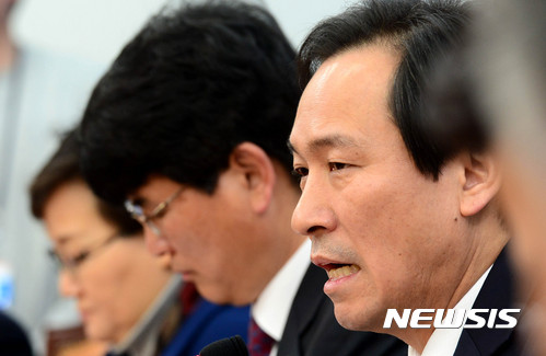 【서울=뉴시스】박주성 기자 = 14일 오전 서울 여의도 국회 더불어민주당 원내대표실에서 열린 원내대책회의에서 우상호 원내대표가 모두발언을 하고 있다.&nbsp;&nbsp;&nbsp; 이날 우상호 원내대표는 자유한국당이 '한국당'을 약칭으로 정한 것에 대해 