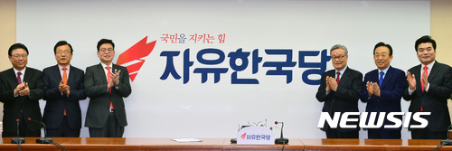 【서울=뉴시스】박진희 기자 = 자유한국당 인명진 비상대책위원장을 비롯한 비대위 위원들이 14일 서울 여의도 당사에서 열린 비상대책위 회의에 앞서 새로 교체된 당명 제막식을 하고 있다. 2017.02.14. pak7130@newsis.com