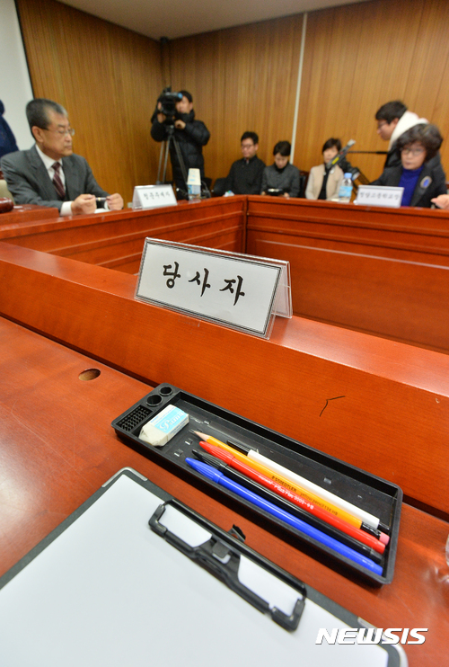 【서울=뉴시스】고승민 기자 = 14일 오전 서울 학교보건진흥원에서 열린 '국정농단 비선실세' 최순실의 딸 정유라의 청담고등학교 학사처분 관련 청문회가 당사자인 정유라 없이 진행되고 있다. 이번 청문은 정유라의 ▲청담고 졸업 취소 ▲퇴학 처분 ▲2012~2014학년도 출결 정정 ▲2013~2014학년도 성적 정정 ▲2013~2014학년도 교과우수상 무효 처리 ▲학교생활기록부 기록내역 삭제 등의 행정처분과 관련 당사자의 의견을 직접 듣기 위해 마련됐다.&nbsp; 하지만 청문 당일까지 청담고는 정씨나 정씨측 대리인으로부터 참석 여부는 물론 행정처분과 관련한 어떤 내용의 진술이나 답변을 듣지 못했다. 정씨나 정씨측 대리인이 참석하지 않더라도 졸업취소 처분은 가능한 것으로 알려졌다. 2017.02.14.&nbsp; kkssmm99@newsis.com
