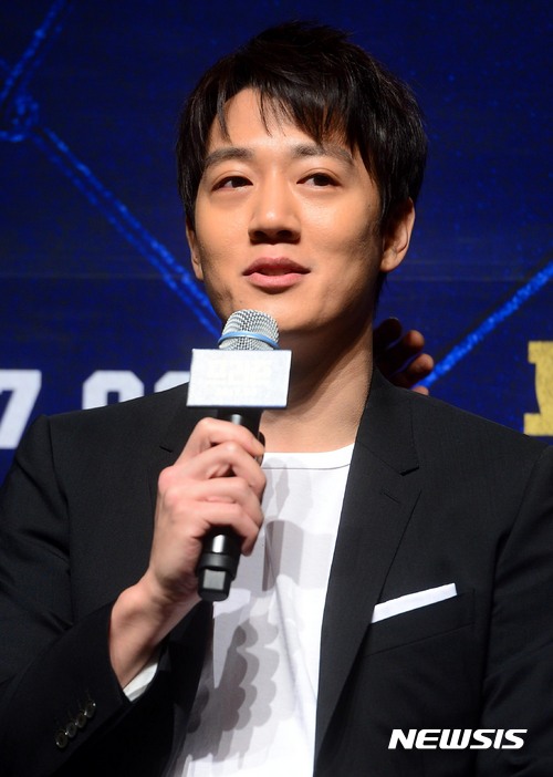 【서울=뉴시스】조성봉 기자 = 배우 김래원이 14일 오전 서울 강남구 CGV압구정점에서 열린 영화 ‘프리즌’ 제작보고회에서 인사말을 하고 있다. '프리즌'은 감옥에서 세상을 굴리는 놈들, 그들의 절대 제왕과 새로 수감 된 전직 꼴통 경찰의 범죄 액션 영화다.2017.02.14. suncho21@newsis.com