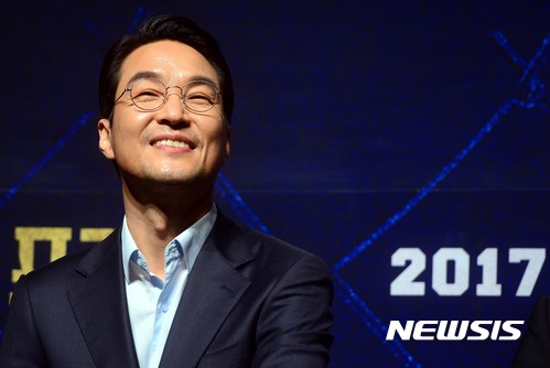 【서울=뉴시스】조성봉 기자 = 배우 한석규가 14일 오전 서울 강남구 CGV압구정점에서 열린 영화 ‘프리즌’ 제작보고회에서 미소를 짓고 있다. '프리즌'은 감옥에서 세상을 굴리는 놈들, 그들의 절대 제왕과 새로 수감 된 전직 꼴통 경찰의 범죄 액션 영화다.2017.02.14. suncho21@newsis.com