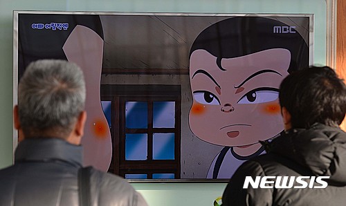 【서울=뉴시스】시민들이 서울역에서 MBC 방송을 시청하고 있는 모습. 