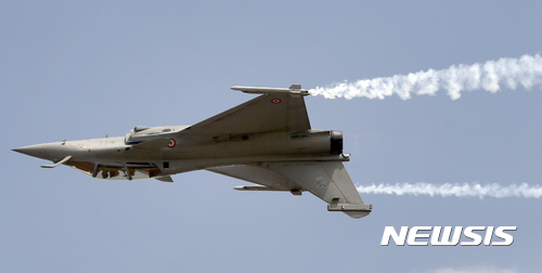 [벵갈루루=AP/뉴시스]프랑스 라팔 전투기 2대가 운항 중 공중에서 충돌해 14일(현지시각) 추락했다. 사진은 인도 벵갈루루에서 2017년 2월14일 개최된 '에어로 인디아 2017'에서 프랑스산 라팔 전투기가 위용을 자랑하며 비행하는 모습. 2024.08.15.