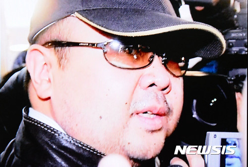 【서울=뉴시스】추상철 기자 = TV조선이 북한 김정은 위원장의 이복형 김정남이 말레이시아에서 피살당했다고 14일 특종 보도하고 있다.&nbsp; TV조선은 북한 김정남이 어제 오전 공항에서 여성 2명에게 독살당했다며 북한 소행으로 추정하고 있다고 보도했다.&nbsp; 2017.02.14. (사진= TV조선 캡쳐)&nbsp;&nbsp; photo@newsis.com 