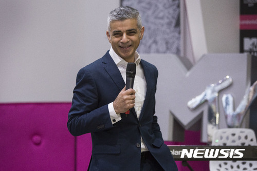 【런던=AP/뉴시스】영국 런던에서 발생한 테러를 둘러싸고 도널드 트럼프 미 대통령과 설전을 벌인 사디크 칸 런던 시장이 영국 정부에 트럼프 대통령의 영국 공식 방문을 취소시킬 것을 요구했다. 사진은 칸 시장이 지난 2월14일 런던에서 열린 'MTV 유러피언 뮤직 어워드'에 참석한 모습. 2017.06.06