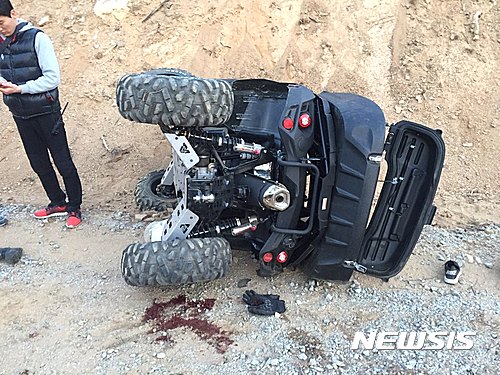 【함양=뉴시스】정경규 기자 = 경남 함양경찰서는 지난 14일 오후 5시 7분께 함양군 병곡면 광평리 백암산 월화마을 임도를 운행중이던 산악용 사륜 오토바이가 언덕 아래로 굴러떨어져 4명의 사상자가 발생했다고 15일 밝혔다.2017.02.15.(사진=경남도소방본부 제공) photo@newsis.com