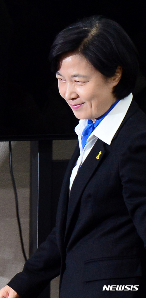 【서울=뉴시스】박주성 기자 = 15일 오전 서울 여의도 국회 더불어민주당 당대표실에서 열린 최고위원회의에 추미애 대표가 참석하고 있다.&nbsp; 이날 추미애 대표는 김정은 북한 노동당 위원장의 이복형인 김정남이 피살된 데 대해 "김 위원장이 그간 써온 공포정치의 일환이라면 1인 통치체계 강화보다는 체제 불안으로 이어질 가능성이 높다"고 전망했다. 2017.02.15.&nbsp; park7691@newsis.com