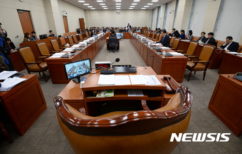 【서울=뉴시스】김진아 기자 = 15일 오전 서울 여의도 국회 기획재정위원회 회의실에서 자유한국당의 상임위 보이콧으로 전체회의가 열리지 못하고 있다.&nbsp;&nbsp;&nbsp; 자유한국당은 국회 환경노동위원회의 MBC 노조탄압 등 청문회 개최 결정을 이유로 김정남 피살사건 등에 대응할 국방위와 정보위를 제외한 모든 상임위 일정에 '보이콧'을 선언했다. 2017.02.15.&nbsp;&nbsp; bluesoda@newsis.com