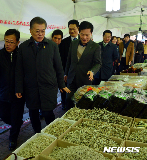 【여수=뉴시스】류형근 기자 = 더불어민주당 문재인 전 대표가 15일 오전 전남 여수시 여수수산시장을 둘러보고 있다. 2017.02.15.&nbsp;&nbsp;&nbsp;&nbsp; hgryu77@newsis.com