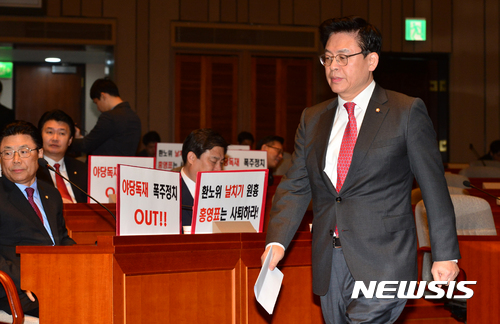 【서울=뉴시스】박진희 기자 = 자유한국당 정우택 원내대표가 15일 오전 서울 여의도 국회에서 비상대책위원회 회의를 하고 있다. 2017.02.15.&nbsp;&nbsp; pak7130@newsis.com