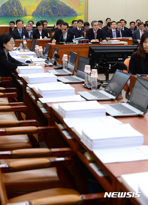 【서울=뉴시스】박주성 기자 = 15일 오전 서울 여의도 국회 정무위원회에서 열린 전체회의에 자유한국당 의원들의 자리가 비어있다.&nbsp;&nbsp; 자유한국당은 지난 14일 열린 환경노동위원회 운영에 대한 문제를 제기하며 국회 상임위원회 전체 보이콧을 선언했다. 2017.02.15.&nbsp;&nbsp; park7691@newsis.com