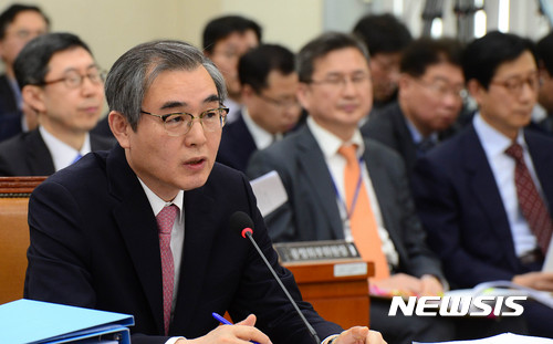 【서울=뉴시스】박주성 기자 = 15일 오전 서울 여의도 국회 정무위원회에서 열린 전체회의에서 정재찬 공정거래위원장이 의원들의 질의에 답하고 있다. 2017.02.15.&nbsp; park7691@newsis.com