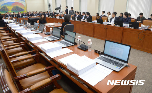 【서울=뉴시스】박주성 기자 = 15일 오전 서울 여의도 국회 정무위원회에서 열린 전체회의에 자유한국당 의원들의 자리가 비어있다.&nbsp; 자유한국당은 지난 14일 열린 환경노동위원회 운영에 대한 문제를 제기하며 국회 상임위원회 전체 보이콧을 선언했다. 2017.02.15.&nbsp; park7691@newsis.com