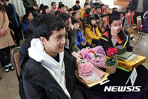 【청주=뉴시스】인진연 기자 = 충북 괴산 추산초등학교의 2017년 마지막 졸업식 모습. 2019.01.09 (사진=뉴시스DB) photo@newsis.com