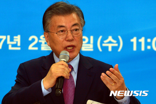 【여수=뉴시스】류형근 기자 = 더불어민주당 문재인 전 대표가 15일 오전 전남 여수시 여수세계박람회장 세미나실에서 열린 '동서창조포럼 간담회'에 참석해 인사말을 하고 있다. 2017.02.15.&nbsp;&nbsp;&nbsp;&nbsp; hgryu77@newsis.com