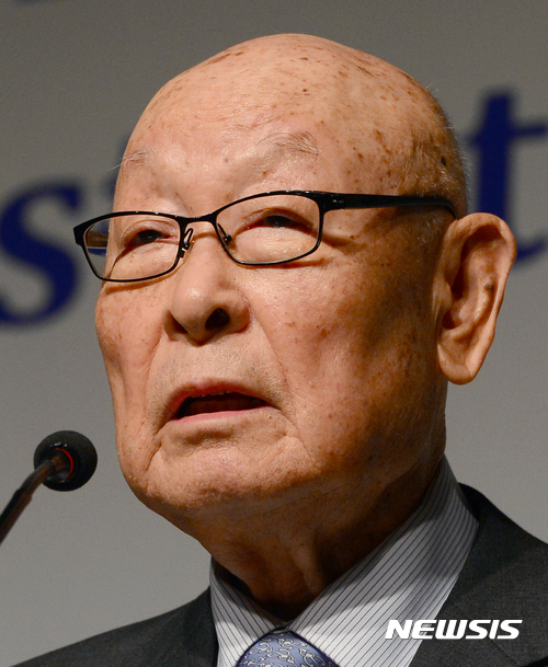 【서울=뉴시스】 김선웅 기자 = 15일 오전 서울 중구 더플라자호텔에서 한국핵정책학회-아태핵비확산군축리더십네트워크(APLN) 공동 주최로 열린 '트럼프 행정부 비확산정책과 한반도' 공동학술회의에서 공로명 동아시아재단 이사장(전 외교통상부 장관)이 축사하고 있다. 2017.02.15. mangusta@newsis.com