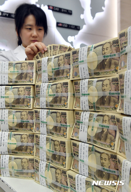 【서울=뉴시스】최동준 기자 = 원·엔 환율이 하락세를 보인 15일 서울 중구 KEB하나은행에서 외환출납관계자가 엔화를 정리하고 있다. 이날 엔화는 두 달 만에 1000원선이 무너졌다. 2017.02.15.&nbsp; photocdj@newsis.com
