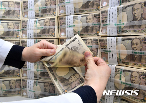 【서울=뉴시스】최동준 기자 = 원·엔 환율이 하락세를 보인 15일 서울 중구 KEB하나은행에서 외환출납관계자가 엔화를 정리하고 있다. 이날 엔화는 두 달 만에 1000원선이 무너졌다. 2017.02.15. photocdj@newsis.com