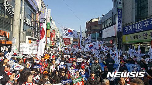 【진주=뉴시스】정경규 기자 = 경남애국시민총연합회가 주최하고 대통령 탄핵 기각을 위한 국민총궐기 운동본부(탄기국)가 주관하는 태극기 집회가 15일 오후 2시 진주시 대안동 광미사거리에서 열렸다.2017.02.15.&nbsp;&nbsp; jkgyu@newsis.com 